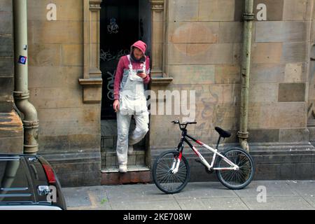 Glasgow, Schottland, Großbritannien 10.. November 2022. Wetter in Großbritannien: Starke Winde haben die Menschen auf den Straßen der Stadt zu kämpfen. Credit Gerard Ferry/Alamy Live News Stockfoto