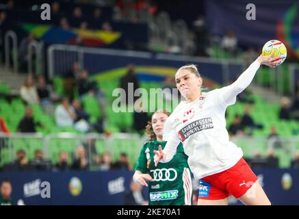 LJUBLJANA, SLOWENIEN - 10. NOVEMBER: Trine Jensen Ostergaard aus Dänemark wirft beim EHF-Handball-Europameisterschaftsspiel zwischen Ungarn und Dänemark in der Arena Stozice am 10. November 2022 in Ljubljana, Slowenien, ein Tor. Foto: Slavko Midzor/PIXSELL Stockfoto