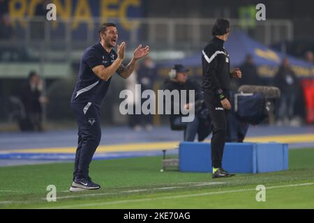 Verona, Italien, 10.. November 2022. Salvatore Bocchetti Cheftrainer von Hellas Verona reagiert während des Serie-A-Spiels im Stadio Marcantonio Bentegodi, Verona. Bildnachweis sollte lauten: Jonathan Moscrop / Sportimage Stockfoto