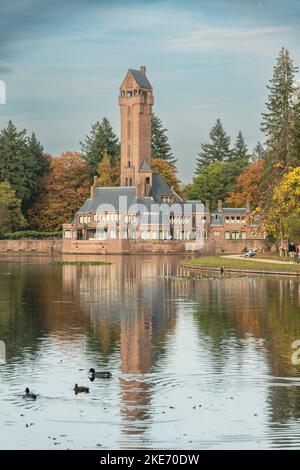 Jagdschloss umgeben von den bunten Herbstbäumen des Hoge-Weluve-Nationalparks in Gelderland in den Niederlanden.
