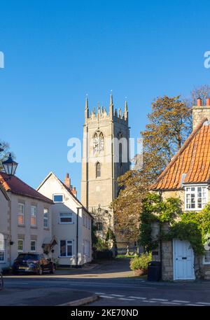 St Andrews Church vom Market Place, Folkingham, Lincolnshire, England, Vereinigtes Königreich Stockfoto