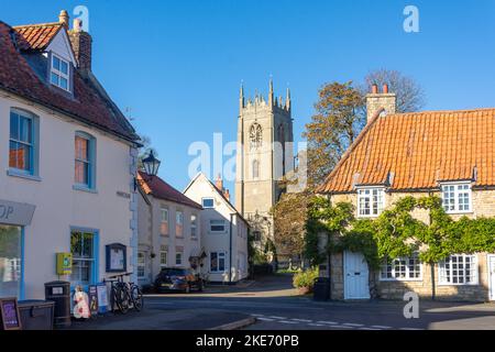 St Andrews Church vom Market Place, Folkingham, Lincolnshire, England, Vereinigtes Königreich Stockfoto