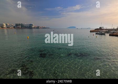 Klares türkisfarbenes Meer an einem sonnigen Tag in Es Canar, Ibiza, Balearen, Spanien. Stockfoto