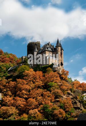 Schloss Katz oberhalb der deutschen Stadt St. Goarshausen in Rheinland-Pfalz. Das Schloss steht auf einem Felsvorsprung, der flussabwärts vom Fluss blickt. Stockfoto