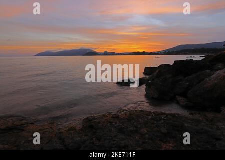 Sonnenuntergang über Santa Eulalia vom Strand Cala Talamanca, Ibiza, Balearen, Spanien. Stockfoto