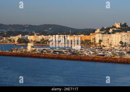 Warme Morgensonne auf Santa Eulalia Marina, Ibiza, Balearen, Spanien. Stockfoto