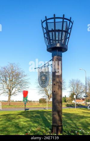 Feuerkorb und Stadtschild, Spalding Road, Holbeach, Lincolnshire, England, Vereinigtes Königreich Stockfoto