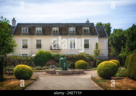 London, Großbritannien, Juli 2022, Blick auf den Eingang zum Cannizaro Park von Wimbledon Common Stockfoto