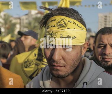 Gaza, Palästina, 10/11/2022, palästinensischer Unterstützer der Fatah-Bewegung nimmt am 18.. Todestag des palästinensischen Präsidenten Yasser Arafat Teil. Arafat, von den Palästinensern auch Abu Ammar genannt, trug die traditionellen palästinensischen Kiffiyya- und Militärkleidung und legte eine revolutionäre Haltung ein und nahm verschiedene Wege für den palästinensischen Befreiungskampf an. Im Jahr 1994 zog Arafat nach Gaza, das von der Palästinensischen Nationalen Behörde (PNA) kontrolliert wurde – der vorläufigen Einheit, die durch die Oslo-Abkommen geschaffen wurde. Die Ursache für Arafats Tod war Gegenstand von Spekulationen ev Stockfoto