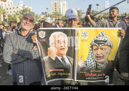 Gaza, Palästina, 10/11/2022, palästinensische Anhänger der Fatah-Bewegung nehmen am 18.. Todestag des palästinensischen Präsidenten Yasser Arafat Teil. Arafat, von den Palästinensern auch Abu Ammar genannt, trug die traditionellen palästinensischen Kiffiyya- und Militärkleidung und legte eine revolutionäre Haltung ein und nahm verschiedene Wege für den palästinensischen Befreiungskampf an. Im Jahr 1994 zog Arafat nach Gaza, das von der Palästinensischen Nationalen Behörde (PNA) kontrolliert wurde – der vorläufigen Einheit, die durch die Oslo-Abkommen geschaffen wurde. Die Ursache für Arafats Tod war Gegenstand von Spekulationen ev Stockfoto