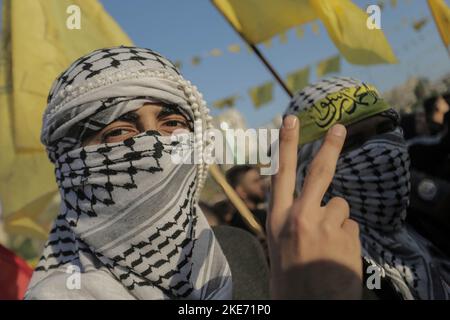 Gaza, Palästina, 10/11/2022, palästinensischer Unterstützer der Fatah-Bewegung nimmt am 18.. Todestag des palästinensischen Präsidenten Yasser Arafat Teil. Arafat, von den Palästinensern auch Abu Ammar genannt, trug die traditionellen palästinensischen Kiffiyya- und Militärkleidung und legte eine revolutionäre Haltung ein und nahm verschiedene Wege für den palästinensischen Befreiungskampf an. Im Jahr 1994 zog Arafat nach Gaza, das von der Palästinensischen Nationalen Behörde (PNA) kontrolliert wurde – der vorläufigen Einheit, die durch die Oslo-Abkommen geschaffen wurde. Die Ursache für Arafats Tod war Gegenstand von Spekulationen ev Stockfoto