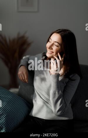 Glückliche Frau im Gespräch auf dem Handy Stockfoto