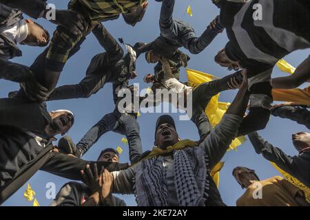 Palästinensische Anhänger der Fatah-Bewegung nehmen am 18.. Todestag des palästinensischen Präsidenten Yasser Arafat Teil. Arafat, von den Palästinensern auch Abu Ammar genannt, trug die traditionellen palästinensischen Kiffiyya- und Militärkleidung und legte eine revolutionäre Haltung ein und nahm verschiedene Wege für den palästinensischen Befreiungskampf an. Im Jahr 1994 zog Arafat nach Gaza, das von der Palästinensischen Nationalen Behörde (PNA) kontrolliert wurde – der vorläufigen Einheit, die durch die Oslo-Abkommen geschaffen wurde. Die Todesursache Arafats ist seitdem Gegenstand von Spekulationen. (Foto von Mahmoud I. Stockfoto