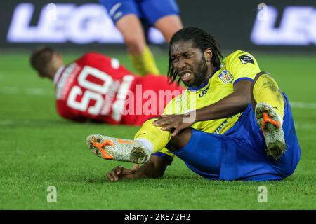 Beveren, Belgien, 10. November 2022, Beveren's Dieumerci Mbokanipicictured während eines Fußballspiels zwischen SK Beveren (1B) und Royal Antwerp FC, Donnerstag, 10. November 2022 in Beveren, im Finale des Croky Cup Belgian Cup 1/16. BELGA FOTO DAVID PINTENS Stockfoto