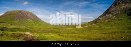 Der Blick vom Treffen der drei Gewässer auf dem Gipfel des Glencoe, der nach Osten hinaus in Richtung Rannoch Mor zwischen Beinn A' Chrulaiste und dem ris blickt Stockfoto