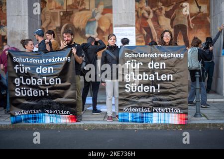 Berlin, Deutschland - 17 2022. Oktober: Protest der Rebellionsgruppe der Wissenschaftler vor dem Finanzminister Stockfoto