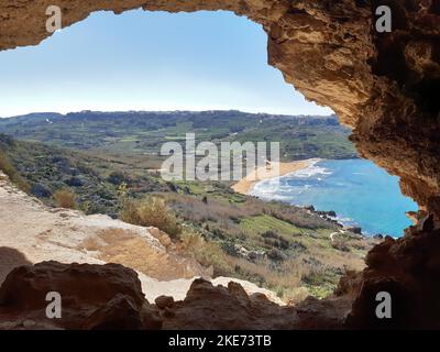 Eine schöne Aussicht vom Inneren der Höhle in Gozo Stockfoto