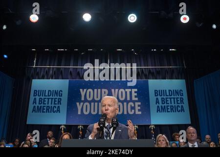 Washington, Usa. 10.. November 2022. Präsident Joe Biden spricht am Donnerstag, den 10. November 2022, bei einer politischen Veranstaltung der DNC im Howard Theatre in Washington, DC. Foto von Ken Cedeno/UPI Credit: UPI/Alamy Live News Stockfoto