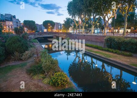 Bass River (ein kleiner Fluss) und Perpignan, sowie einen herrlichen Garten an der Grenze zum Fluss, und schöne Büsche von blühenden Oleander und Bougainv Stockfoto