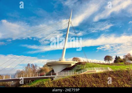 Glasgow, Scotland, UK 10. Novemberr, 2022 Neue Brücke, die Edinburgh und Glasgow verbindet, steht nun dem Menschenverkehr offen, der Stockingfield Bridge, Über den Forth und Clyde Kanal ermöglicht es Benutzern, mit dem Fahrrad oder zu Fuß von Bowling auf dem Clyde zum Zentrum von Edinburgh auf dem nationalen Radweg NCP754 . Credit Gerard Ferry/Alamy Live News Stockfoto