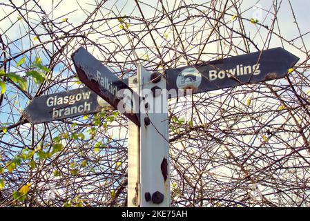 Glasgow, Scotland, UK 10. Novemberr, 2022 Neue Brücke, die Edinburgh und Glasgow verbindet, steht nun dem Menschenverkehr offen, der Stockingfield Bridge, Über den Forth und Clyde Kanal ermöglicht es Benutzern, mit dem Fahrrad oder zu Fuß von Bowling auf dem Clyde zum Zentrum von Edinburgh auf dem nationalen Radweg NCP754 . Credit Gerard Ferry/Alamy Live News Stockfoto