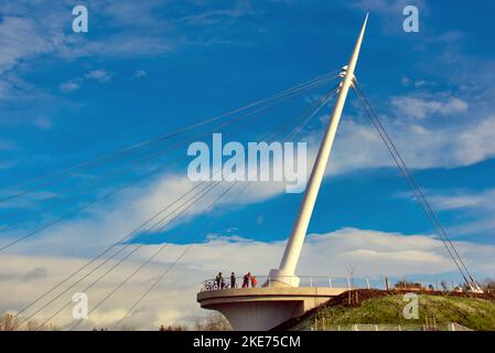 Glasgow, Scotland, UK 10. Novemberr, 2022 Neue Brücke, die Edinburgh und Glasgow verbindet, steht nun dem Menschenverkehr offen, der Stockingfield Bridge, Über den Forth und Clyde Kanal ermöglicht es Benutzern, mit dem Fahrrad oder zu Fuß von Bowling auf dem Clyde zum Zentrum von Edinburgh auf dem nationalen Radweg NCP754 . Credit Gerard Ferry/Alamy Live News Stockfoto