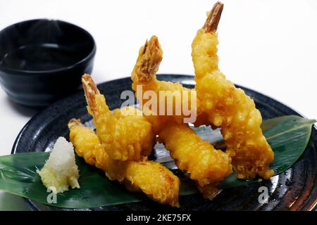 Tempura zerschlagen knusprig gebratene Garnelen oder Garnelen mit weißem Hintergrund Stockfoto