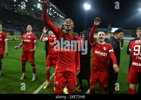 Beveren, Belgien, 10. November 2022, Antwerpens Spieler feiern am Donnerstag, dem 10. November 2022, im Finale des belgischen Pokals 1/16, ein Fußballspiel zwischen SK Beveren (1B) und dem Royal Antwerp FC in Beveren. BELGA FOTO DAVID PINTENS Stockfoto