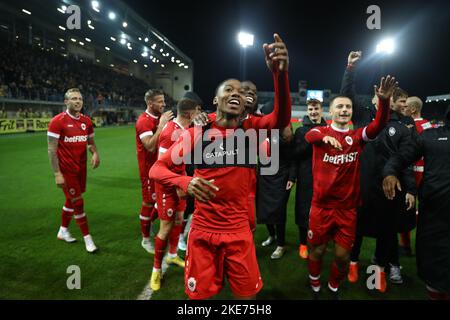 Beveren, Belgien, 10. November 2022, Antwerpens Spieler feiern am Donnerstag, dem 10. November 2022, im Finale des belgischen Pokals 1/16, ein Fußballspiel zwischen SK Beveren (1B) und dem Royal Antwerp FC in Beveren. BELGA FOTO DAVID PINTENS Stockfoto