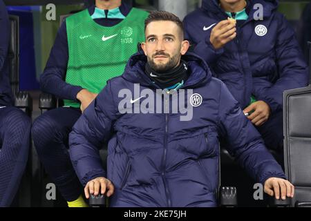 Mailand, Italien. 09.. November 2022. Italien, Mailand, 9 2022. november: Roberto Gagliardini (mittelfeldspieler des fc Inter) saß vor dem Start des Fußballspiels FC INTER gegen DEN FC BOLOGNA, Serie A 2022-2023 day14 San Siro (Foto: Fabrizio Andrea Bertani/Pacific Press) Credit: Pacific Press Media Production Corp./Alamy Live News Stockfoto