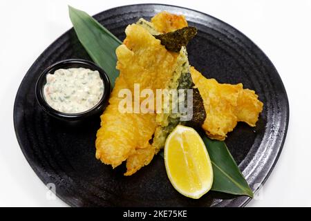 Tempura zerschlagen knusprig gebratenen weißen Fisch Seebarsch mit weißem Hintergrund Stockfoto