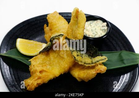 Tempura zerschlagen knusprig gebratenen weißen Fisch Seebarsch mit weißem Hintergrund Stockfoto