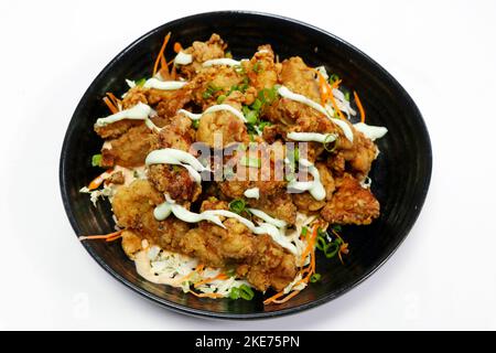 Knusprig gebratene Hähnchenbisse mit weißem Hintergrund Stockfoto