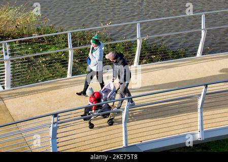 Glasgow, Scotland, UK 10. Novemberr, 2022 Neue Brücke, die Edinburgh und Glasgow verbindet, steht nun dem Menschenverkehr offen, der Stockingfield Bridge, Über den Forth und Clyde Kanal ermöglicht es Benutzern, mit dem Fahrrad oder zu Fuß von Bowling auf dem Clyde zum Zentrum von Edinburgh auf dem nationalen Radweg NCP754 . Credit Gerard Ferry/Alamy Live News Stockfoto