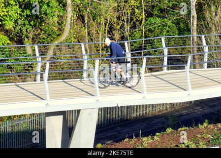 Glasgow, Scotland, UK 10. Novemberr, 2022 Neue Brücke, die Edinburgh und Glasgow verbindet, steht nun dem Menschenverkehr offen, der Stockingfield Bridge, Über den Forth und Clyde Kanal ermöglicht es Benutzern, mit dem Fahrrad oder zu Fuß von Bowling auf dem Clyde zum Zentrum von Edinburgh auf dem nationalen Radweg NCP754 . Credit Gerard Ferry/Alamy Live News Stockfoto