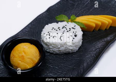 thailändischer Reispudding mit frischer süßer Mango und Eis Stockfoto