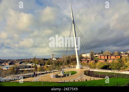 Glasgow, Scotland, UK 10. Novemberr, 2022 Neue Brücke, die Edinburgh und Glasgow verbindet, steht nun dem Menschenverkehr offen, der Stockingfield Bridge, Über den Forth und Clyde Kanal ermöglicht es Benutzern, mit dem Fahrrad oder zu Fuß von Bowling auf dem Clyde zum Zentrum von Edinburgh auf dem nationalen Radweg NCP754 . Credit Gerard Ferry/Alamy Live News Stockfoto