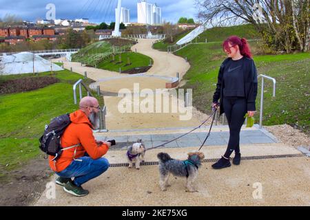 Glasgow, Scotland, UK 10. Novemberr, 2022 Neue Brücke, die Edinburgh und Glasgow verbindet, steht nun dem Menschenverkehr offen, der Stockingfield Bridge, Über den Forth und Clyde Kanal ermöglicht es Benutzern, mit dem Fahrrad oder zu Fuß von Bowling auf dem Clyde zum Zentrum von Edinburgh auf dem nationalen Radweg NCP754 . Credit Gerard Ferry/Alamy Live News Stockfoto