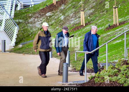 Glasgow, Scotland, UK 10. Novemberr, 2022 Neue Brücke, die Edinburgh und Glasgow verbindet, steht nun dem Menschenverkehr offen, der Stockingfield Bridge, Über den Forth und Clyde Kanal ermöglicht es Benutzern, mit dem Fahrrad oder zu Fuß von Bowling auf dem Clyde zum Zentrum von Edinburgh auf dem nationalen Radweg NCP754 . Credit Gerard Ferry/Alamy Live News Stockfoto