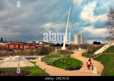 Glasgow, Scotland, UK 10. Novemberr, 2022 Neue Brücke, die Edinburgh und Glasgow verbindet, steht nun dem Menschenverkehr offen, der Stockingfield Bridge, Über den Forth und Clyde Kanal ermöglicht es Benutzern, mit dem Fahrrad oder zu Fuß von Bowling auf dem Clyde zum Zentrum von Edinburgh auf dem nationalen Radweg NCP754 . Credit Gerard Ferry/Alamy Live News Stockfoto