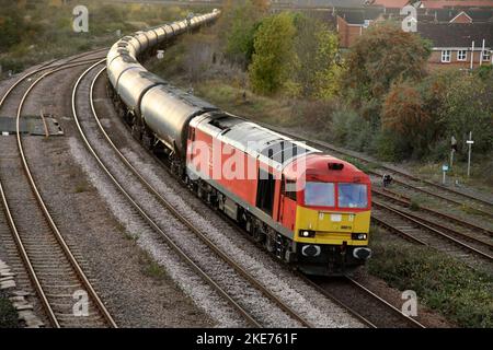 Die DBS-Baureihe 60 Lok 60015 fährt die Kingsbury nach Immingham Öltanker über Scunthorpe am 8./11./22. Stockfoto