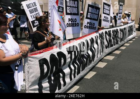 Buenos Aires, Argentinien. 10.. November 2022. Nach einem erneuten Scheitern der Verhandlungen mobilisierten erneut Demonstranten der Unidad Piquetera und blockierten die Straße 9 de Julio. (Foto: Esteban Osorio/Pacific Press) Quelle: Pacific Press Media Production Corp./Alamy Live News Stockfoto