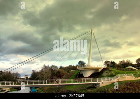 Glasgow, Scotland, UK 10. Novemberr, 2022 Neue Brücke, die Edinburgh und Glasgow verbindet, steht nun dem Menschenverkehr offen, der Stockingfield Bridge, Über den Forth und Clyde Kanal ermöglicht es Benutzern, mit dem Fahrrad oder zu Fuß von Bowling auf dem Clyde zum Zentrum von Edinburgh auf dem nationalen Radweg NCP754 . Credit Gerard Ferry/Alamy Live News Stockfoto