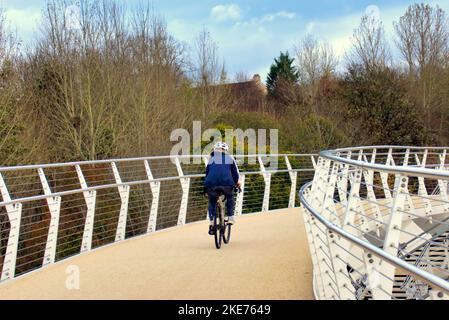 Glasgow, Scotland, UK 10. Novemberr, 2022 Neue Brücke, die Edinburgh und Glasgow verbindet, steht nun dem Menschenverkehr offen, der Stockingfield Bridge, Über den Forth und Clyde Kanal ermöglicht es Benutzern, mit dem Fahrrad oder zu Fuß von Bowling auf dem Clyde zum Zentrum von Edinburgh auf dem nationalen Radweg NCP754 . Credit Gerard Ferry/Alamy Live News Stockfoto