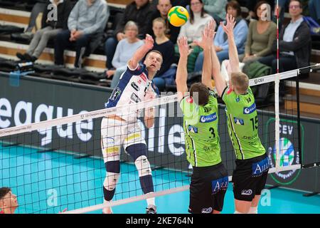 Trient, Italien. 10.. November 2022. Spike of Donovan Dzavoronok - ITAS Trentino during ITAS Trentino VS Decospan VT Menen, CEV Champions League Volleyball match in Trento, Italy, November 10 2022 Credit: Independent Photo Agency/Alamy Live News Stockfoto