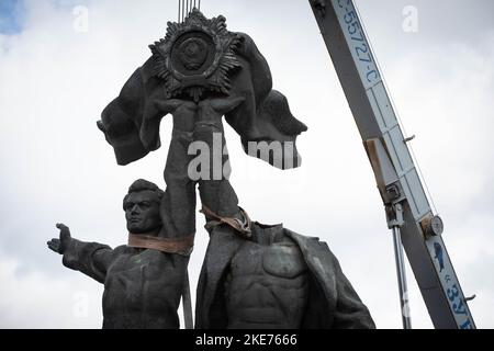 Kiew, Ukraine. 26. April 2022. Ein sowjetisches Denkmal für eine Freundschaft zwischen ukrainischen und russischen Nationen wird während des Abrisses während der russischen Invasion der Ukraine in Zentral-Kiew gesehen. Die Ukraine führt seit 2014 aktiv eine Entkommunisierung durch und lehnt die Namen, Symbole und Ideologie der Sowjetzeit in allen Lebensbereichen ab. (Foto von Oleksii Chumachenko/SOPA Images/Sipa USA) Quelle: SIPA USA/Alamy Live News Stockfoto