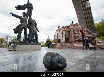 Kiew, Ukraine. 26. April 2022. Ein sowjetisches Denkmal für eine Freundschaft zwischen ukrainischen und russischen Nationen wird während des Abrisses während der russischen Invasion der Ukraine in Zentral-Kiew gesehen. Die Ukraine führt seit 2014 aktiv eine Entkommunisierung durch und lehnt die Namen, Symbole und Ideologie der Sowjetzeit in allen Lebensbereichen ab. (Foto von Oleksii Chumachenko/SOPA Images/Sipa USA) Quelle: SIPA USA/Alamy Live News Stockfoto