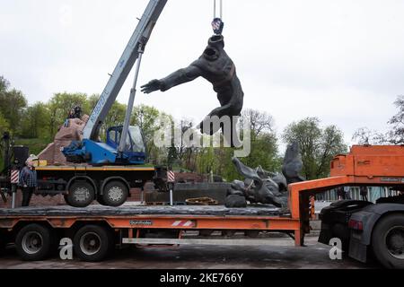 Kiew, Ukraine. 26. April 2022. Stadtarbeiter demontieren ein sowjetisches Denkmal für eine Freundschaft zwischen ukrainischen und russischen Nationen inmitten der russischen Invasion der Ukraine in Zentral-Kiew. Die Ukraine führt seit 2014 aktiv eine Entkommunisierung durch und lehnt die Namen, Symbole und Ideologie der Sowjetzeit in allen Lebensbereichen ab. (Foto von Oleksii Chumachenko/SOPA Images/Sipa USA) Quelle: SIPA USA/Alamy Live News Stockfoto