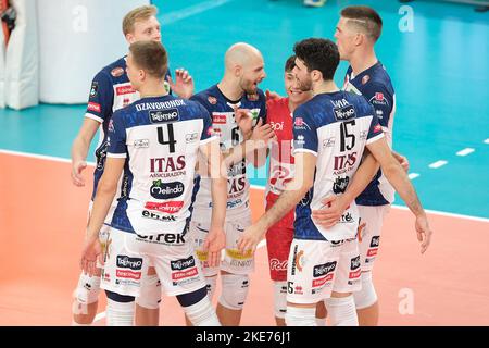 Trient, Italien. 10.. November 2022. Jubel des ITAS Trentino während des ITAS Trentino gegen Decospan VT Menen, CEV Champions League Volleyballspiel in Trient, Italien, November 10 2022 Quelle: Independent Photo Agency/Alamy Live News Stockfoto