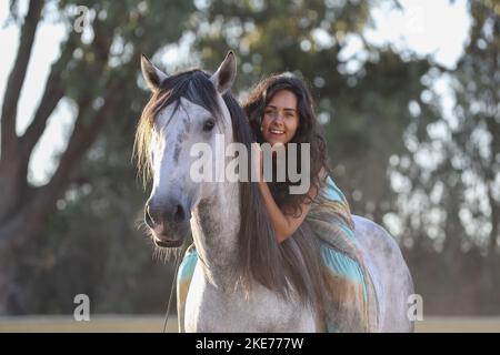 Frau reitet Lusitano Stockfoto